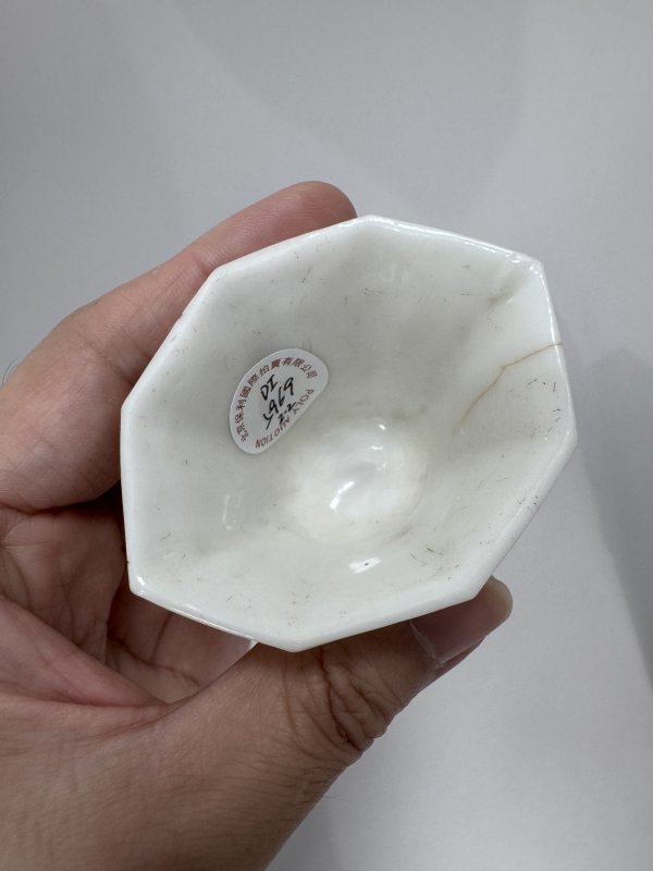清早期-中期 德化窑白釉刻骏马图八方杯、紫泥加蓝彩癞瓜花卉纹书卷式双联壶一组 - 图6