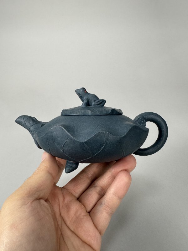 蒋蓉绿泥荷叶青蛙壶  - 图3