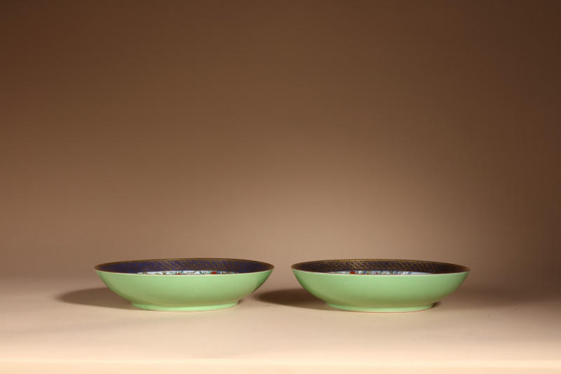 清道光 粉彩描金苹果绿釉人物盘一对 - 图3