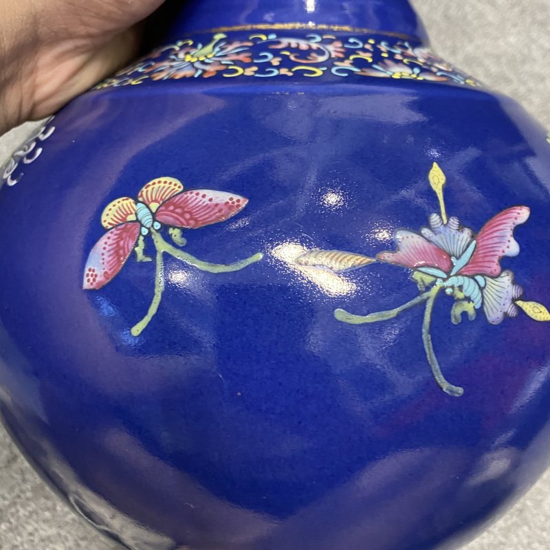 清光绪 蓝地粉彩洞石花卉纹赏瓶 - 图13