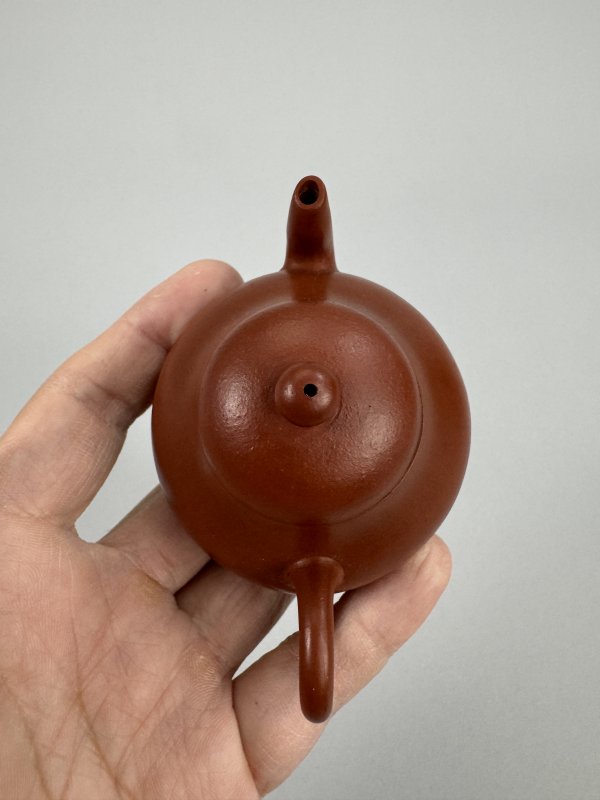 清 孟臣“三人太白杯”朱泥梨形壶 - 图7
