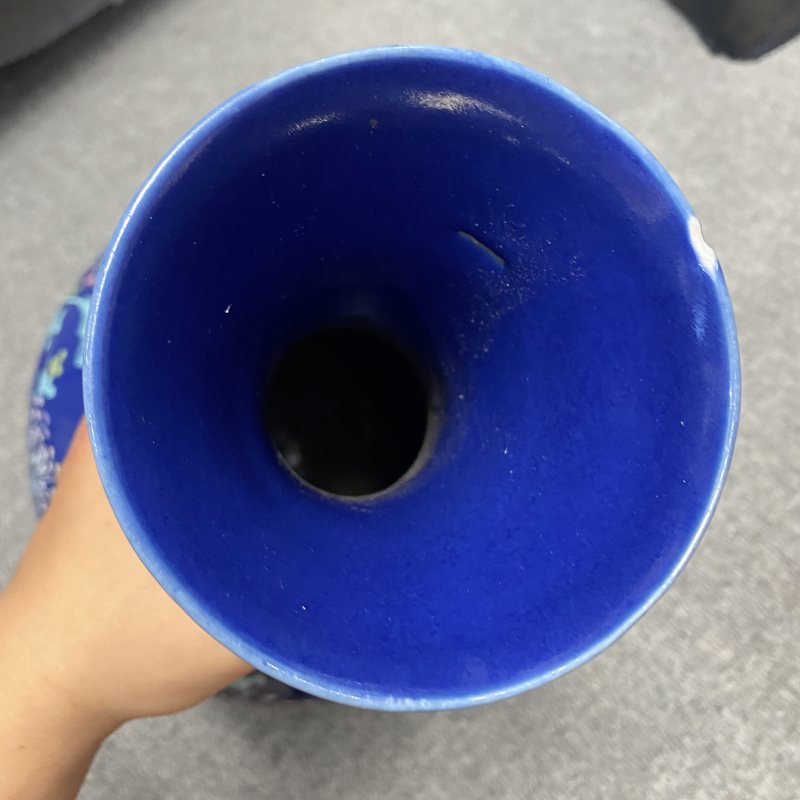 清光绪 蓝地粉彩洞石花卉纹赏瓶 - 图14