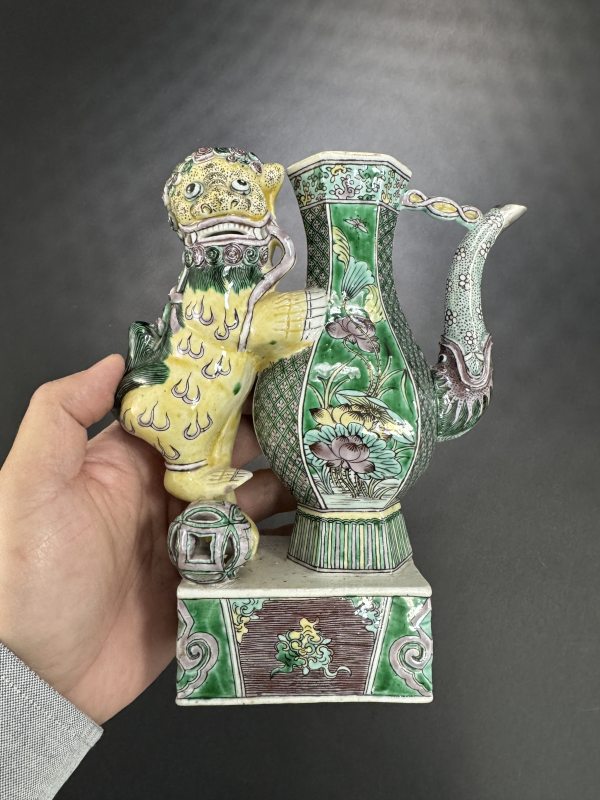 清 素三彩狮子戏球柄执壶 - 图6