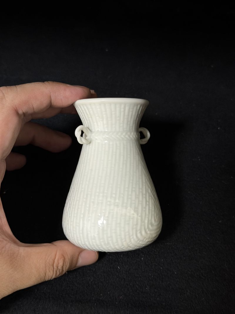清康熙 甜白釉仿定柳条双结绳耳小尊 - 图5
