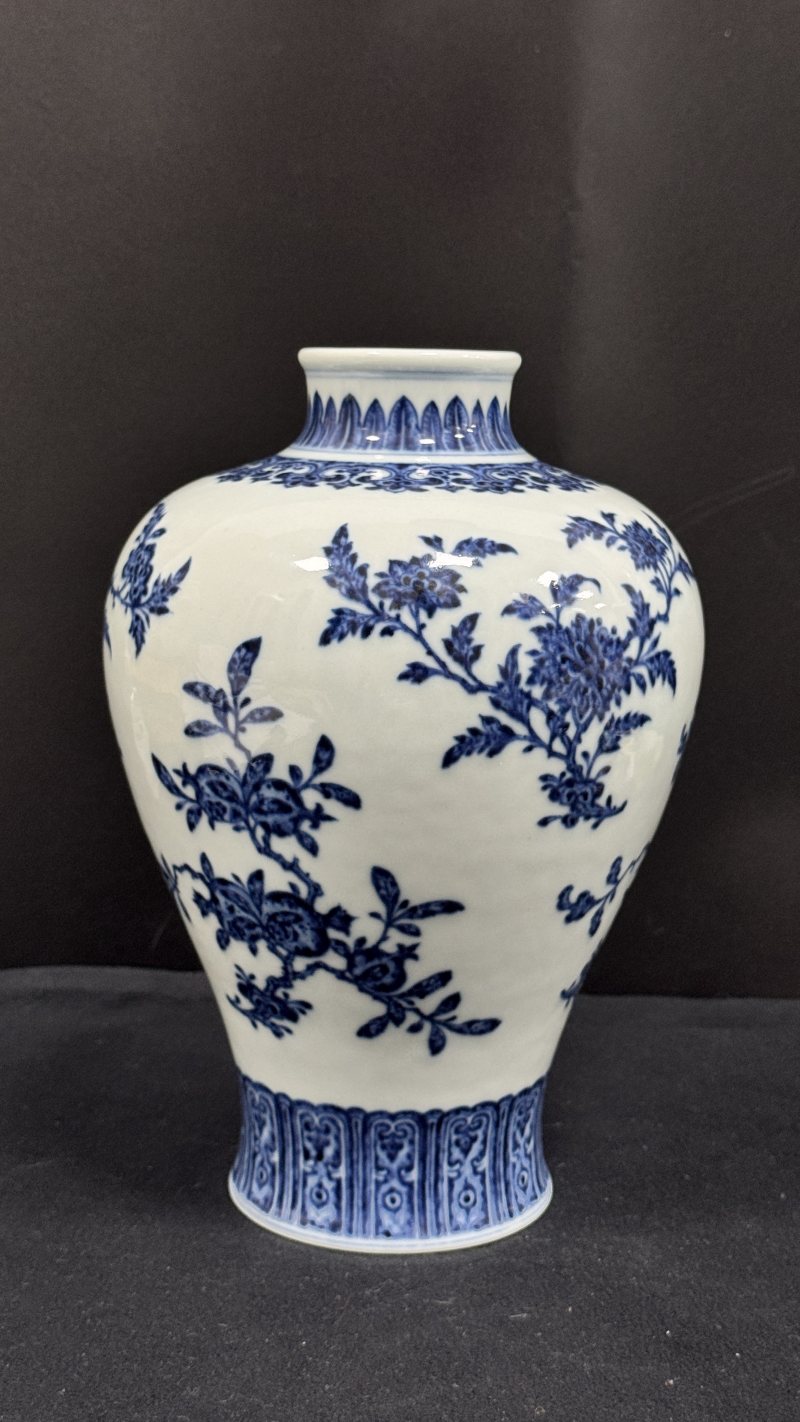 清乾隆 青花折枝花卉三多广口梅瓶 - 图12