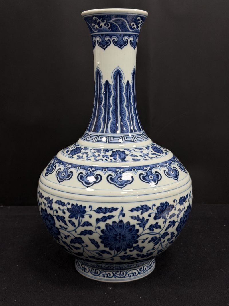 清咸丰 青花缠枝花卉蕉叶纹玉堂春瓶 - 图3