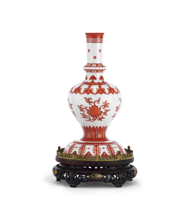 清乾隆 矾红彩宝相花藏草瓶一对 - 图4