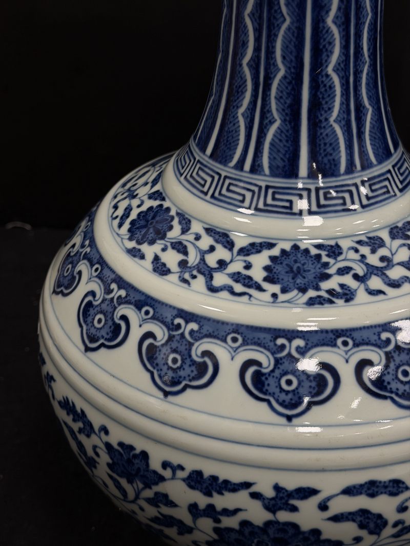 清咸丰 青花缠枝花卉蕉叶纹玉堂春瓶 - 图5