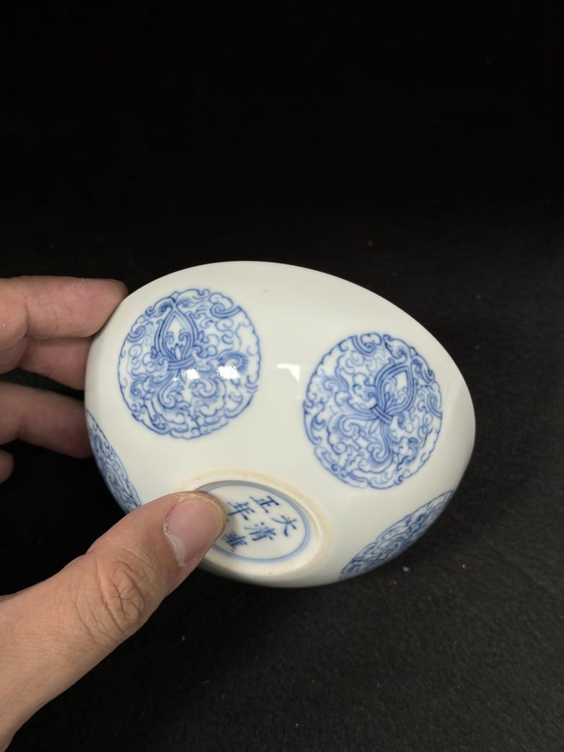 清雍正 青花淡描团花卧足碗 - 图4