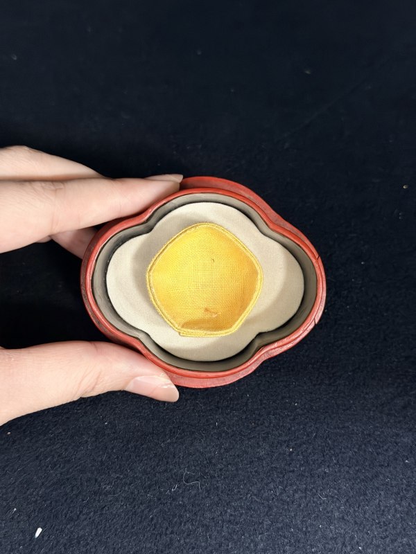清乾隆 金胎画珐琅西洋仕女教子图铺首环耳鼻烟壶及剔彩佛手花卉纹海棠形盖盒 - 图9