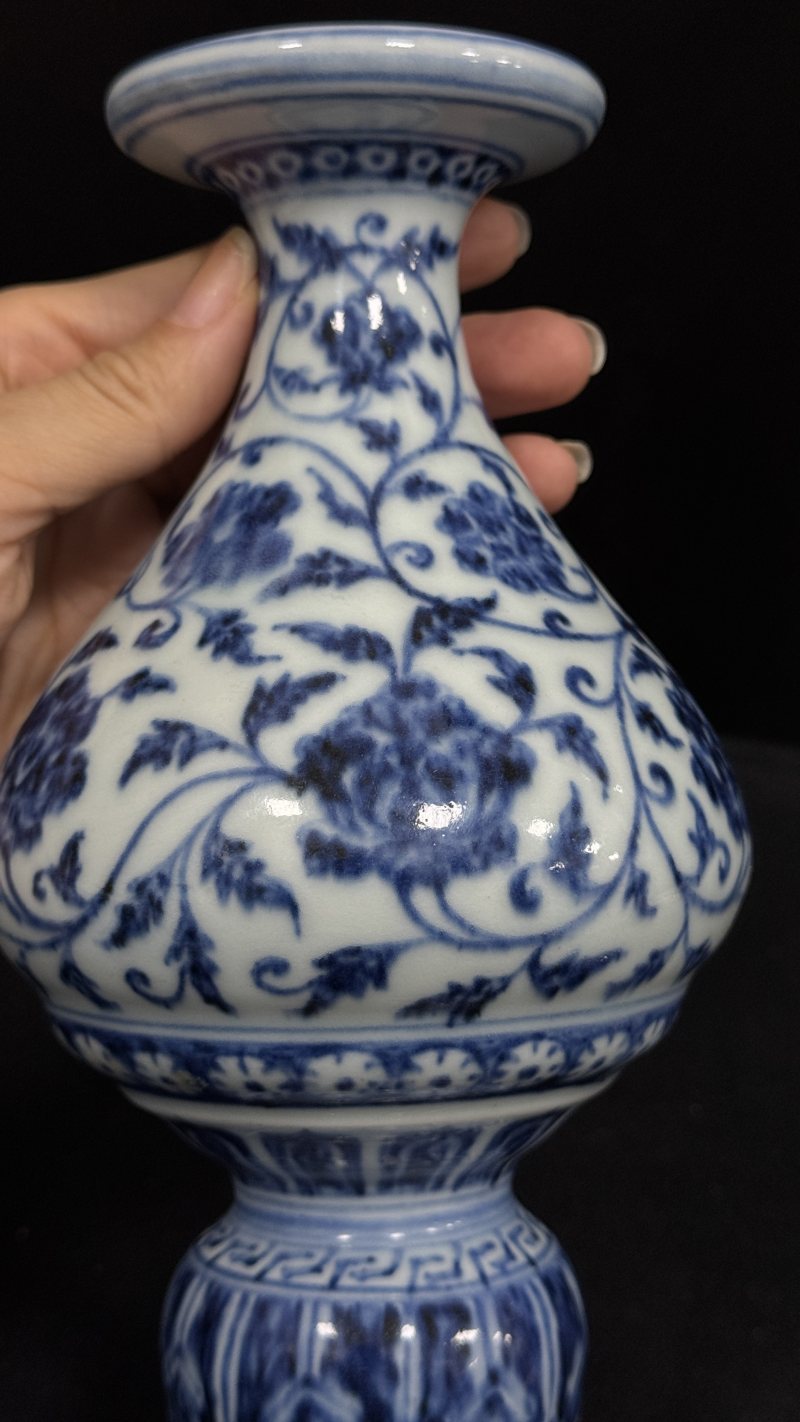 明宣德 青花缠枝莲纹军持 - 图9