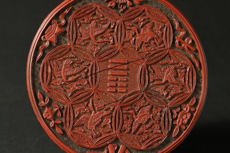 明嘉靖 剔红云鹤否卦龙纹捧盒 - 图6