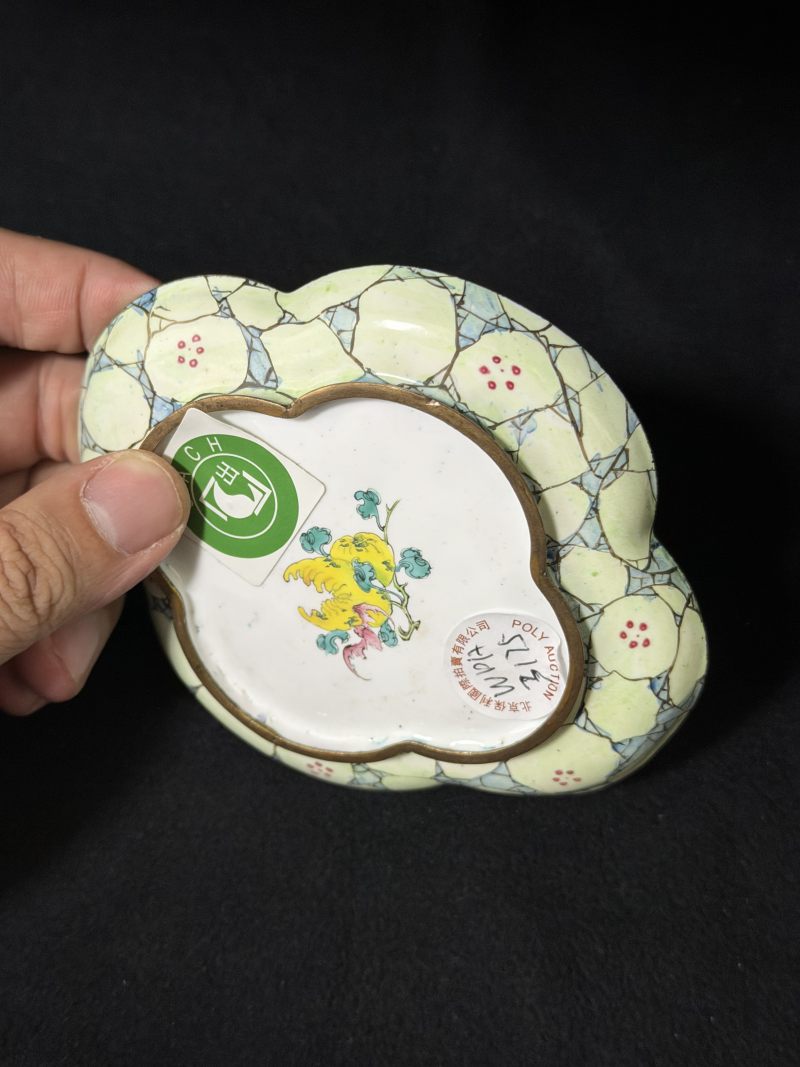 清乾隆 铜胎画珐琅海棠型轮螺伞盖八吉祥纹盘 - 图4