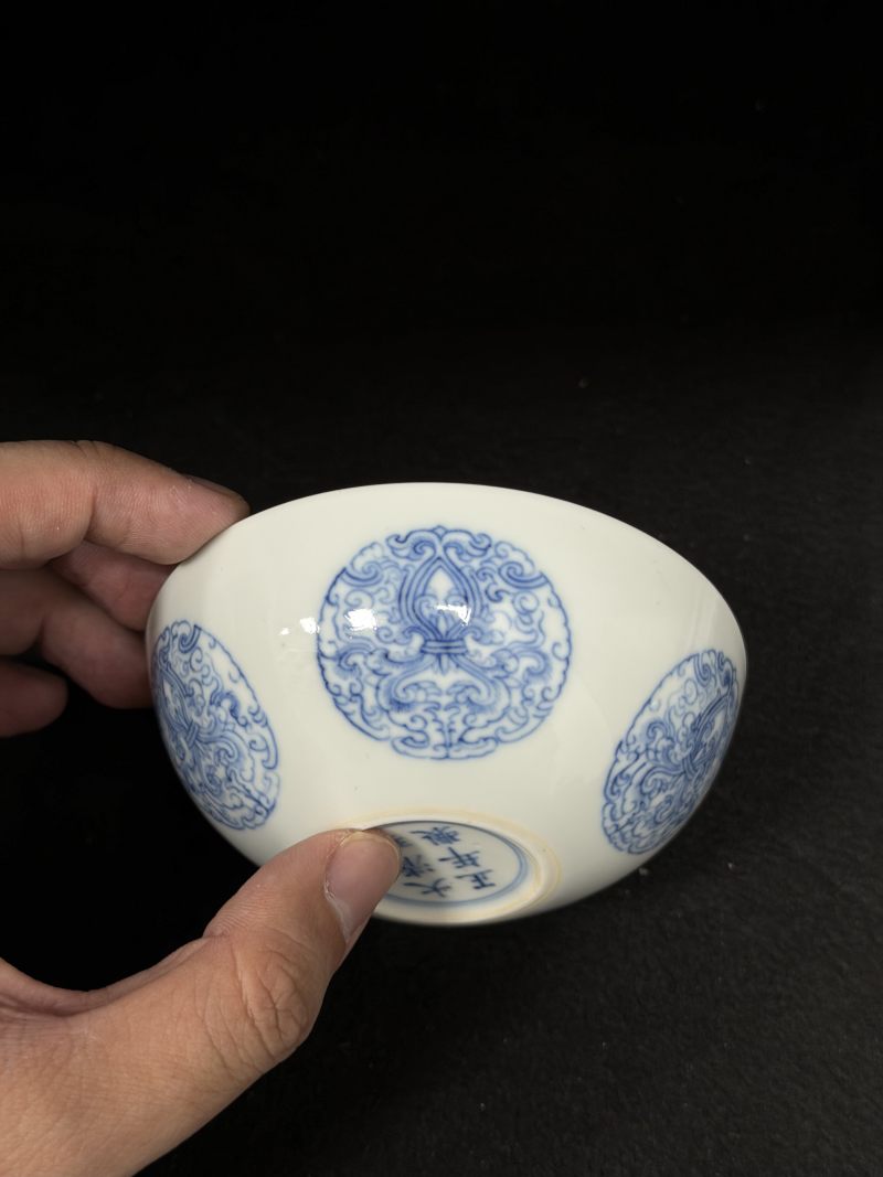 清雍正 青花淡描团花卧足碗 - 图5