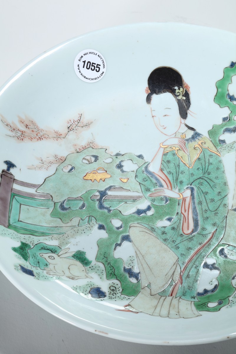 清康熙 五彩描金玉兔伴娥图盘 - 图6