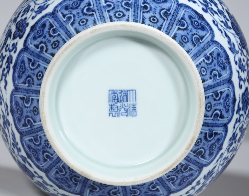 清道光 青花缠枝花卉玉堂春瓶 - 图4