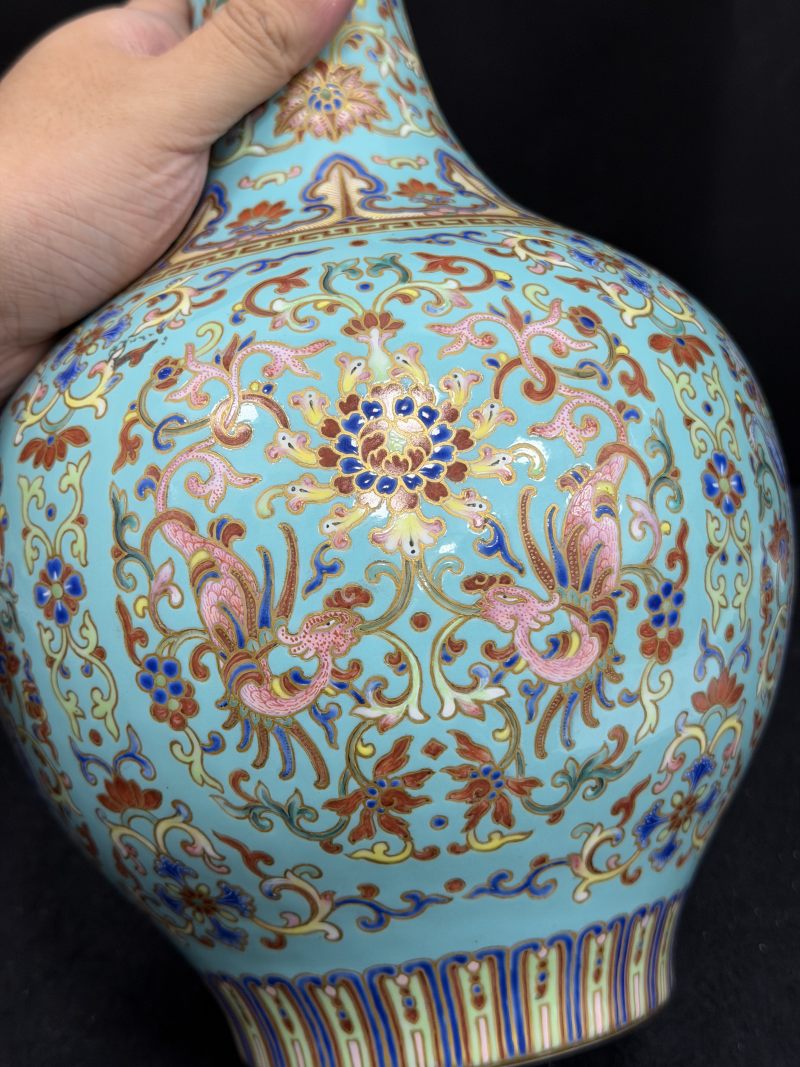 清嘉庆 洋彩松绿地描金万寿吉庆龙凤双蝠耳瓶 - 图8