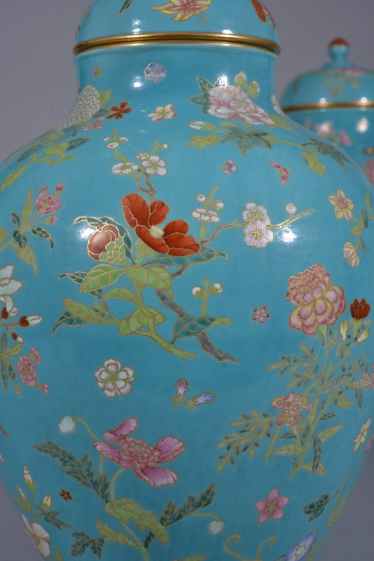清乾隆 松石绿地粉彩描金折枝四季花卉盖罐一对 - 图40