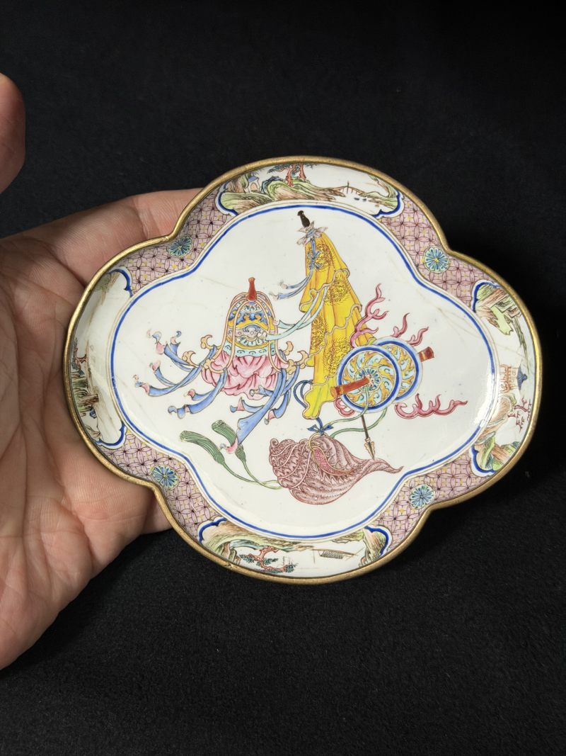 清乾隆 铜胎画珐琅海棠型轮螺伞盖八吉祥纹盘 - 图5