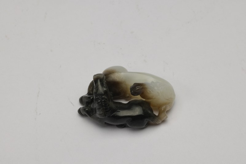 清 黑白玉巧雕双马 - 图5