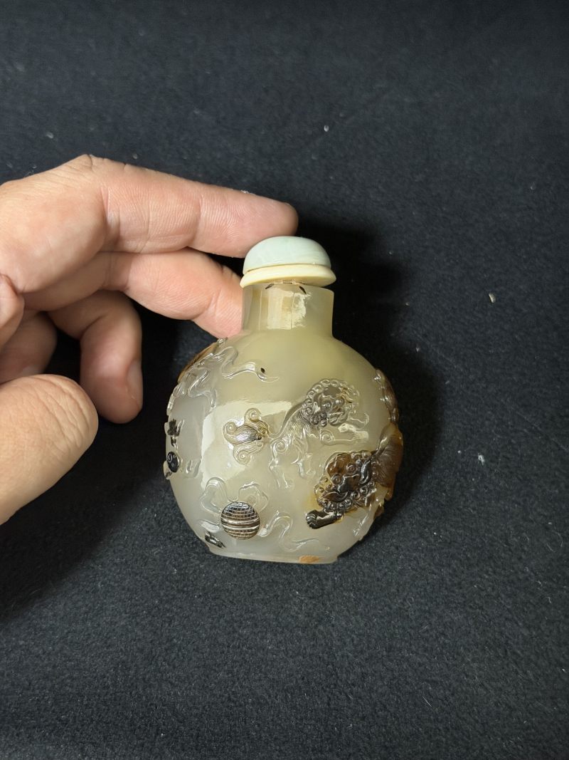 清乾隆 俏色玛瑙苏作暗八仙戏狮纹烟壶 - 图3