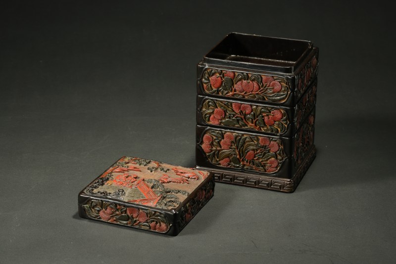 明嘉靖 剔彩庭院人物花鸟荔枝纹四方重盒 - 图7