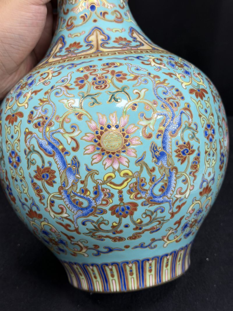 清嘉庆 洋彩松绿地描金万寿吉庆龙凤双蝠耳瓶 - 图9
