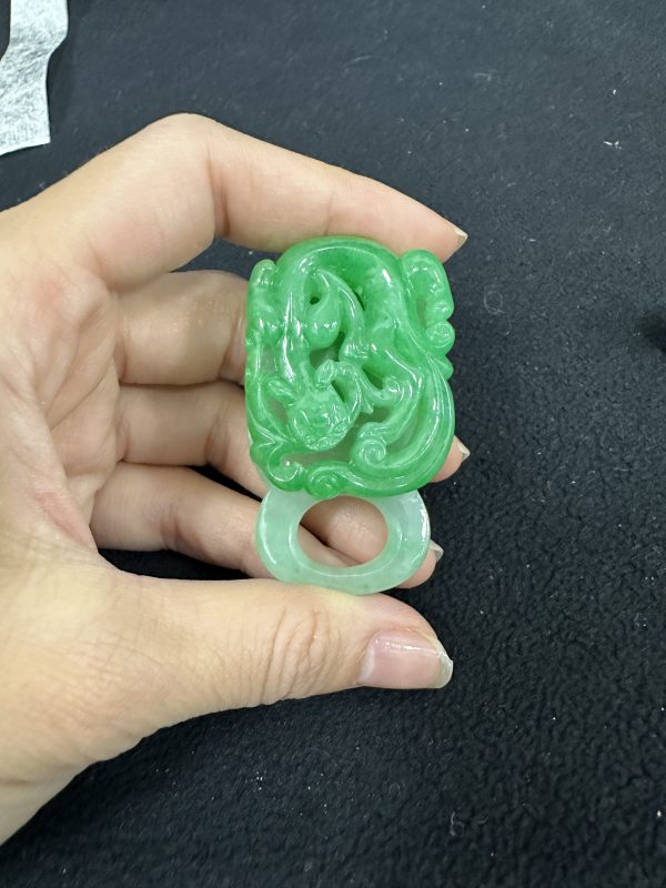 清中期 天然老坑翡翠透雕螭龙带扣 - 图7