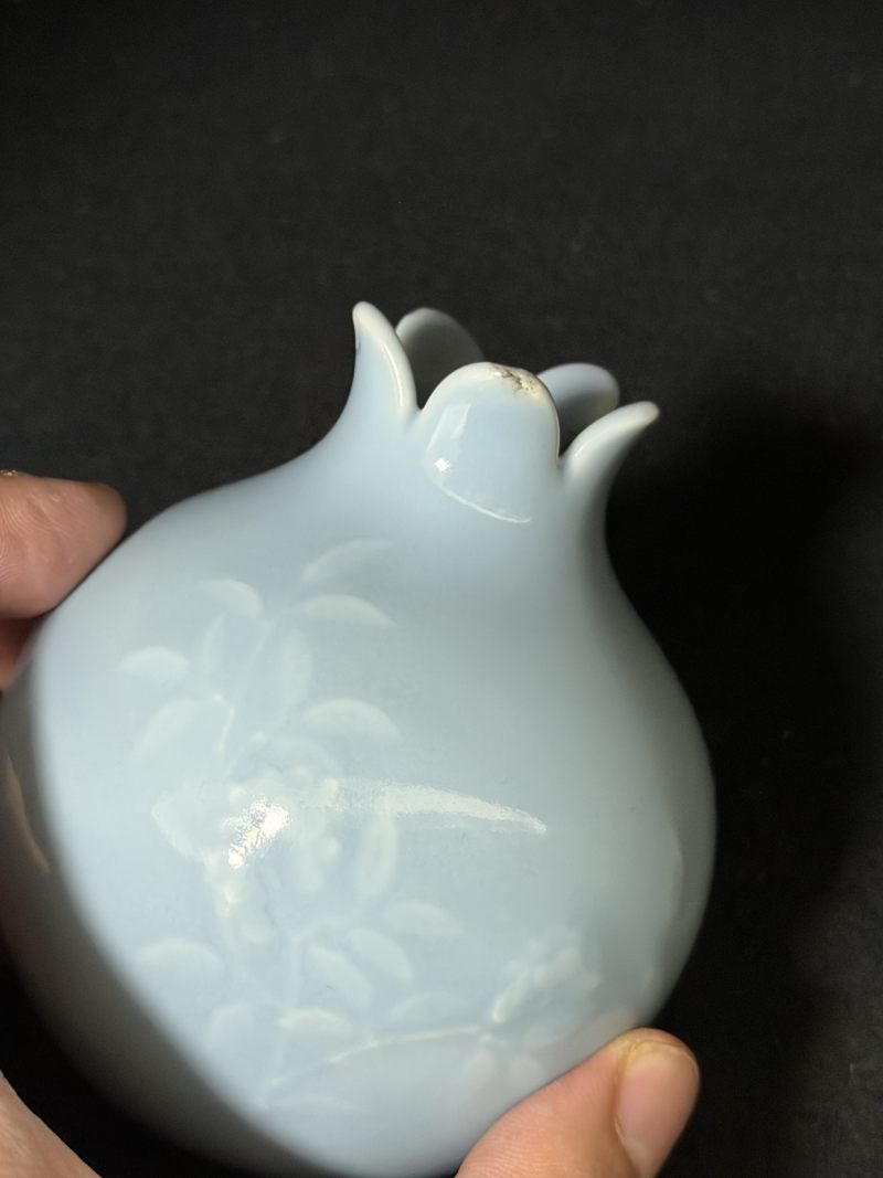 清道光 天蓝釉模印折枝花卉小石榴尊 - 图6