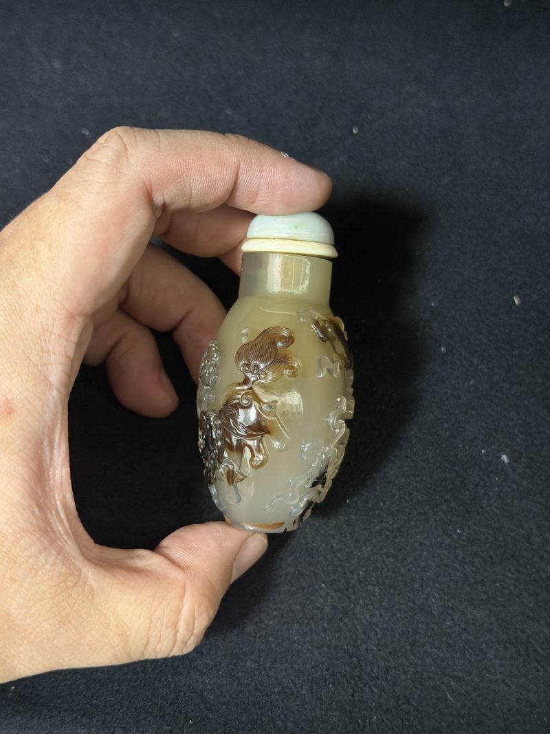 清乾隆 俏色玛瑙苏作暗八仙戏狮纹烟壶 - 图4
