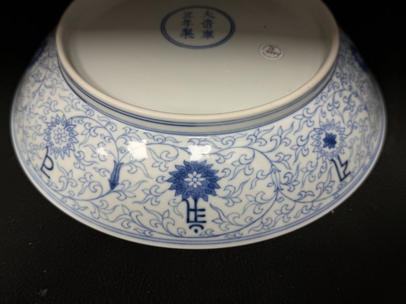 清雍正 青花淡描莲托梵文大盘 - 图7