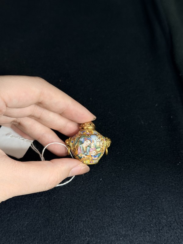 清乾隆 金胎画珐琅西洋仕女教子图铺首环耳鼻烟壶及剔彩佛手花卉纹海棠形盖盒 - 图7