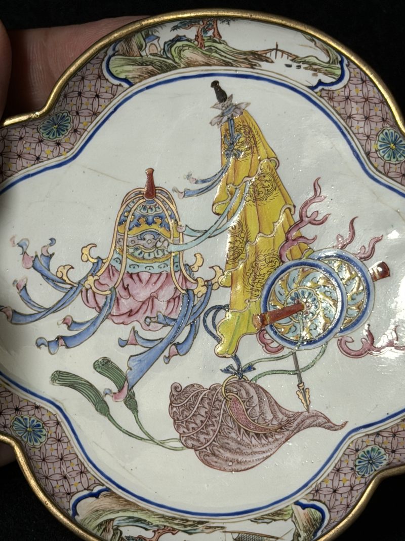 清乾隆 铜胎画珐琅海棠型轮螺伞盖八吉祥纹盘 - 图7