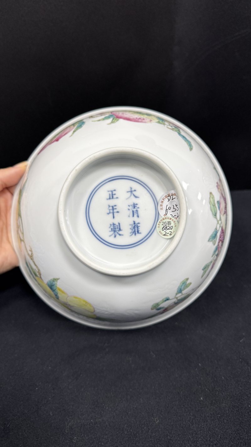 清雍正 白釉暗刻云龙纹外粉彩三多大碗一对 - 图48