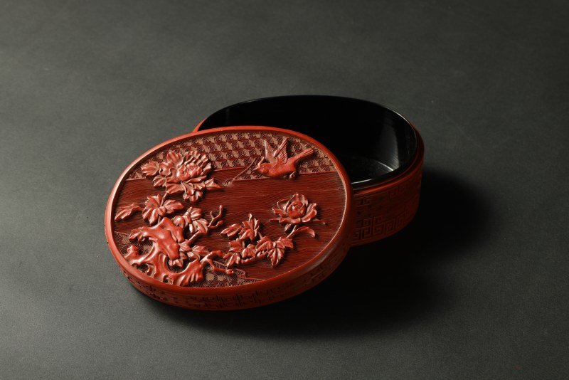清乾隆 剔红锦地花鸟牡丹纹椭圆香盒 - 图8
