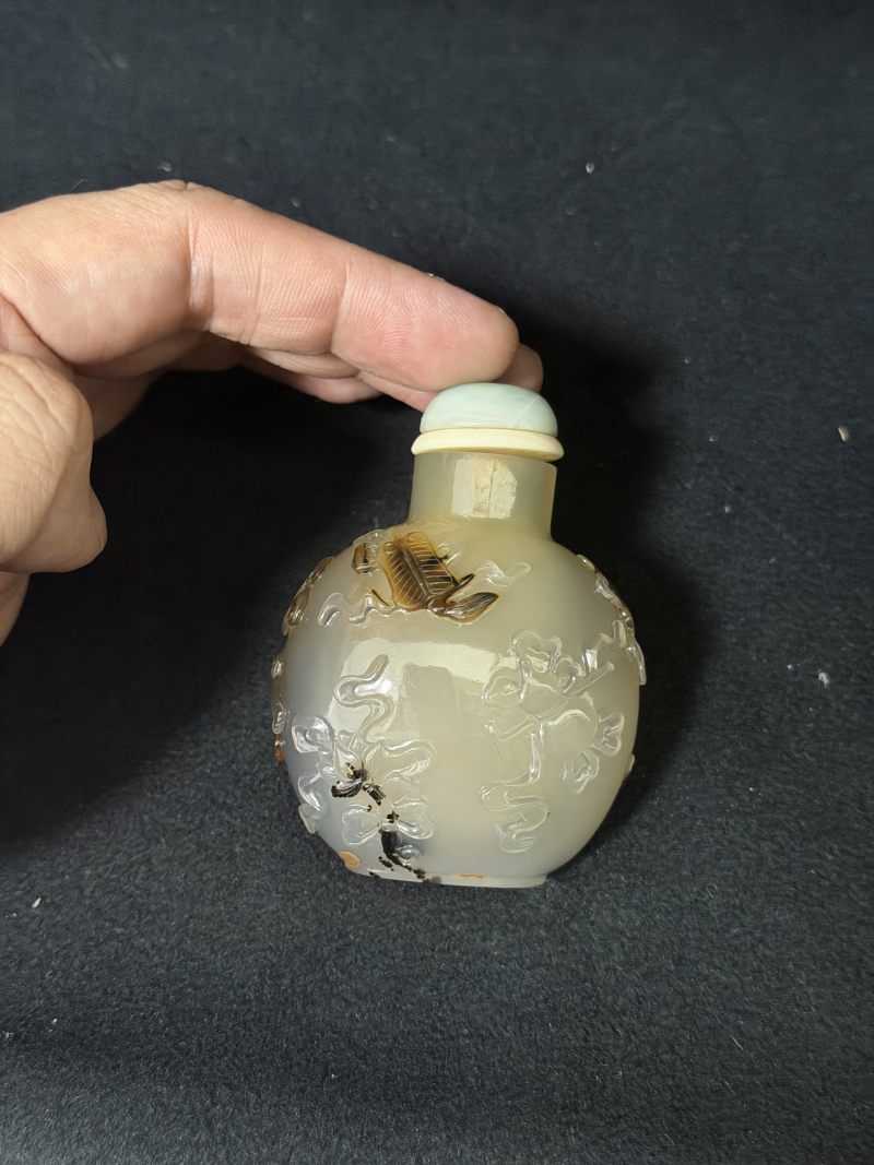 清乾隆 俏色玛瑙苏作暗八仙戏狮纹烟壶 - 图5