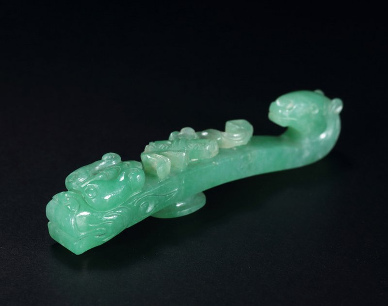 清中期 翡翠雕马首龙钩