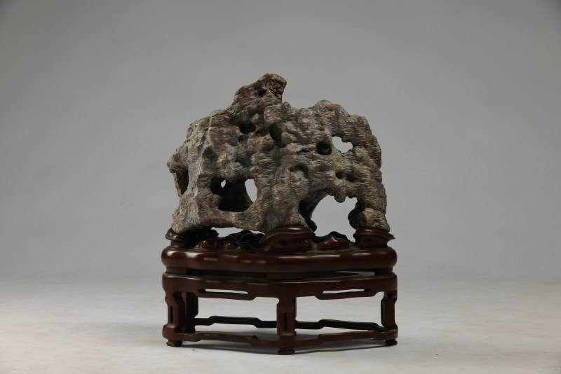 清 玲珑剔透红色灵璧石 - 图5