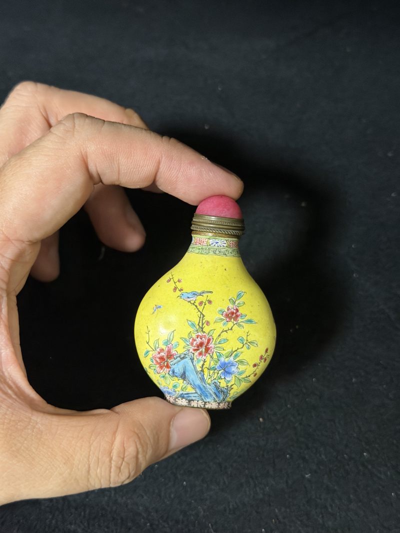 清乾隆 铜胎画珐琅洞石花鸟烟壶及西洋仕女烟碟 - 图3