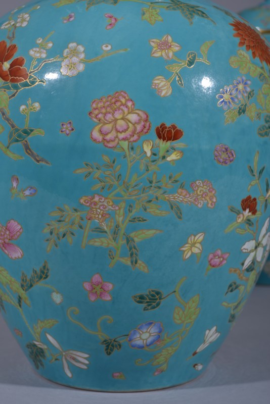 清乾隆 松石绿地粉彩描金折枝四季花卉盖罐一对 - 图41