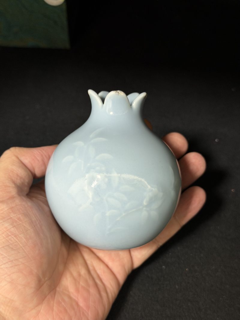 清道光 天蓝釉模印折枝花卉小石榴尊 - 图8