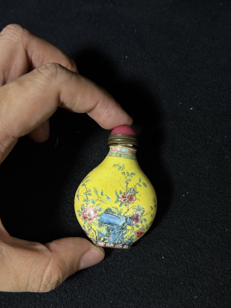 清乾隆 铜胎画珐琅洞石花鸟烟壶及西洋仕女烟碟 - 图4