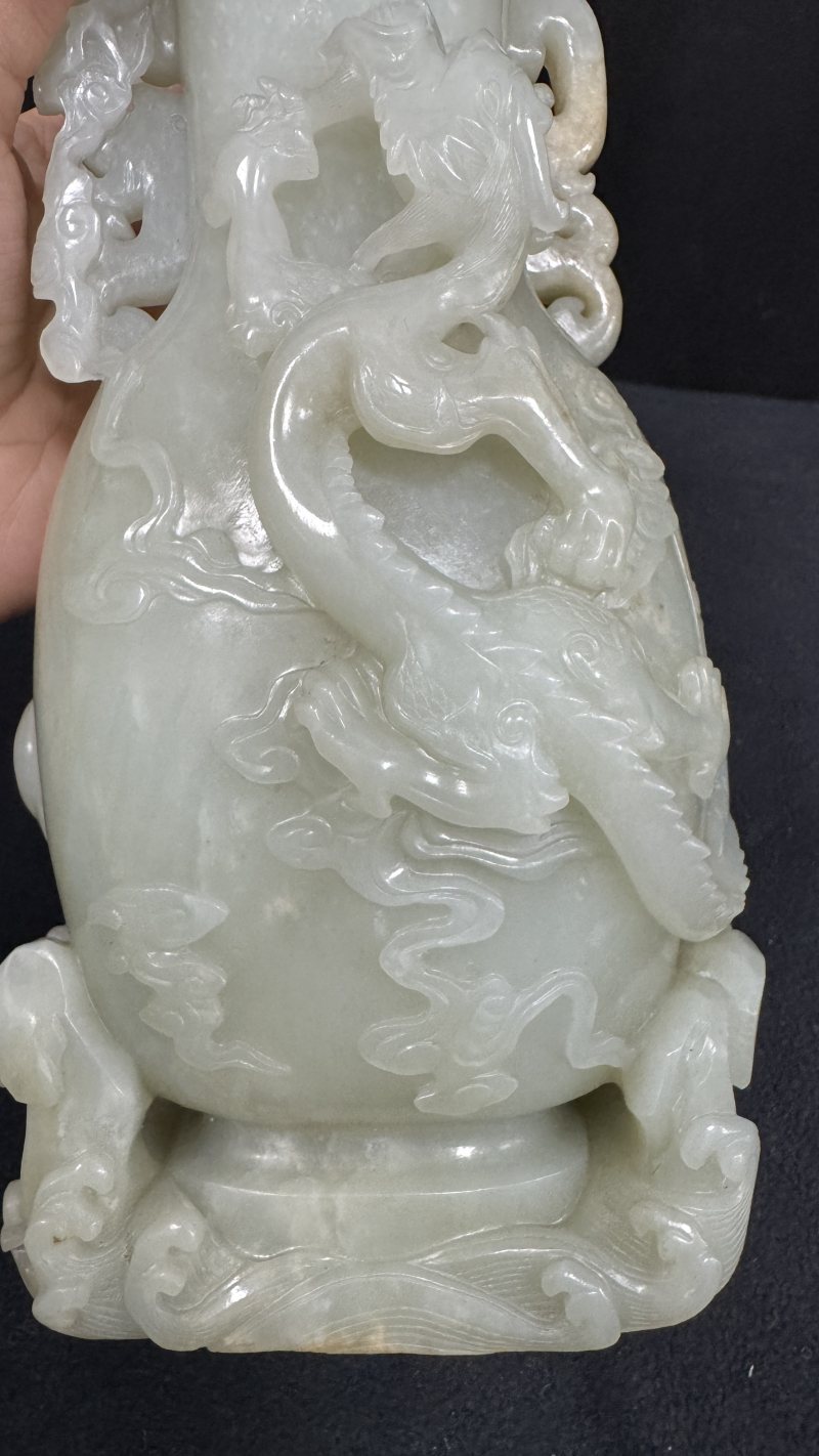 清乾隆 白玉高浮雕苍龙教子盖瓶 - 图16
