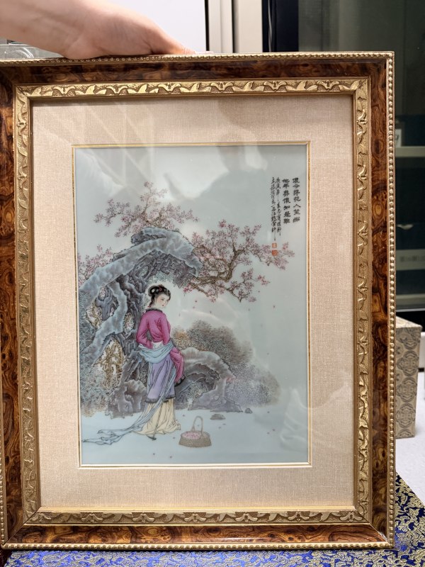 王大凡、王晓帆、王怀治三代大师绘“黛玉葬花”人物故事图瓷板三幅 - 图4