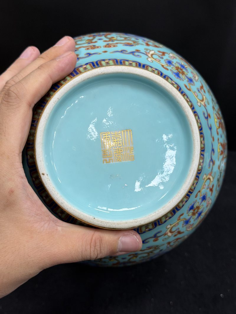 清嘉庆 洋彩松绿地描金万寿吉庆龙凤双蝠耳瓶 - 图13