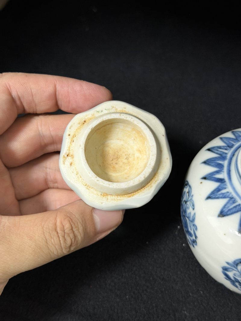 明成化 青花团朵三多蕉叶纹盖罐 - 图6