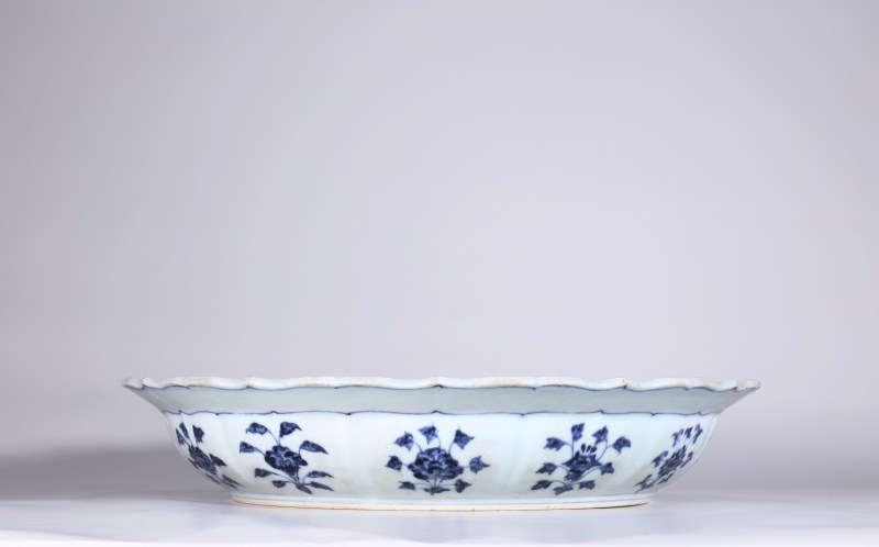 明永乐 青花缠枝花卉纹菱口大盘 - 图5