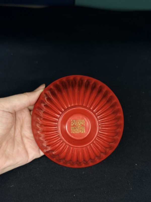 清乾隆 朱漆浅刻填金御题诗菊瓣盖碗一对 - 图17