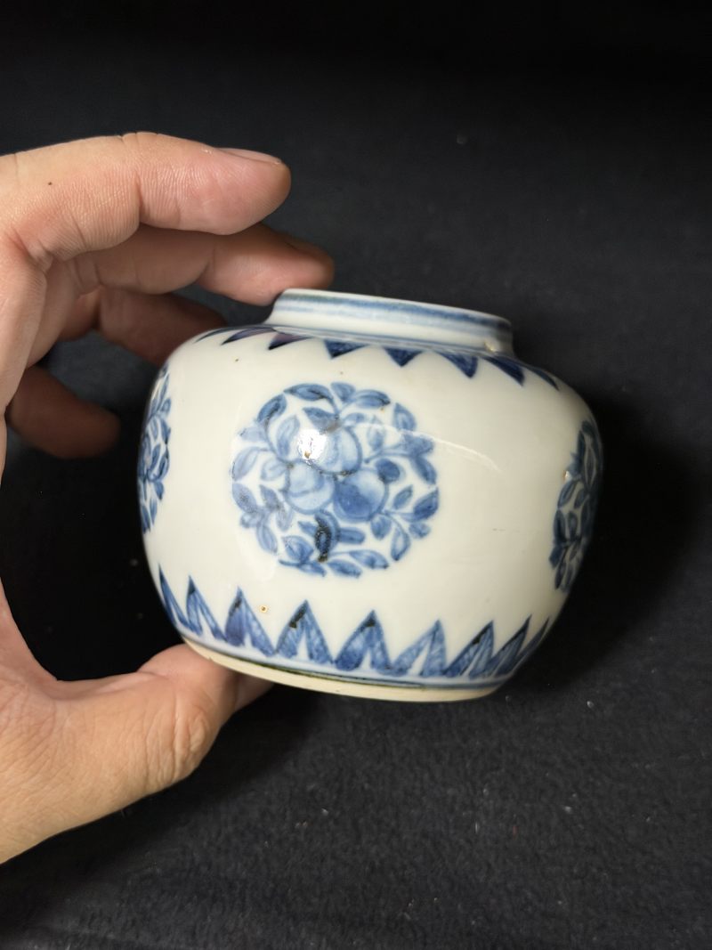 明成化 青花团朵三多蕉叶纹盖罐 - 图7