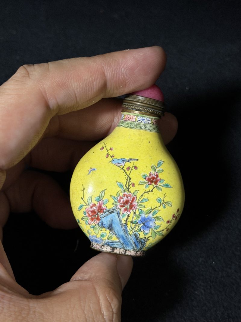 清乾隆 铜胎画珐琅洞石花鸟烟壶及西洋仕女烟碟 - 图6